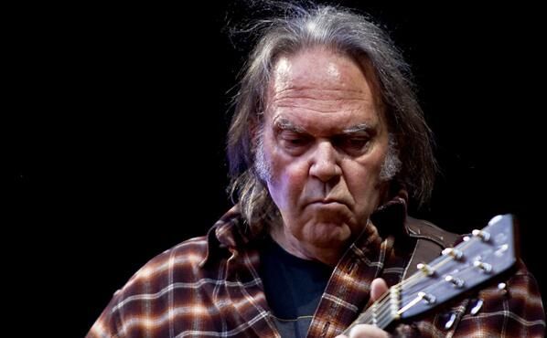 Neil Young schrijft boek over auto’s, politiek en milieu