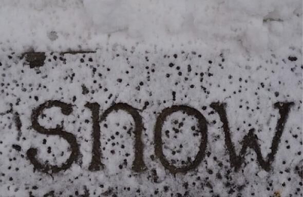 Kunstenares schrijft verhaal in sneeuw