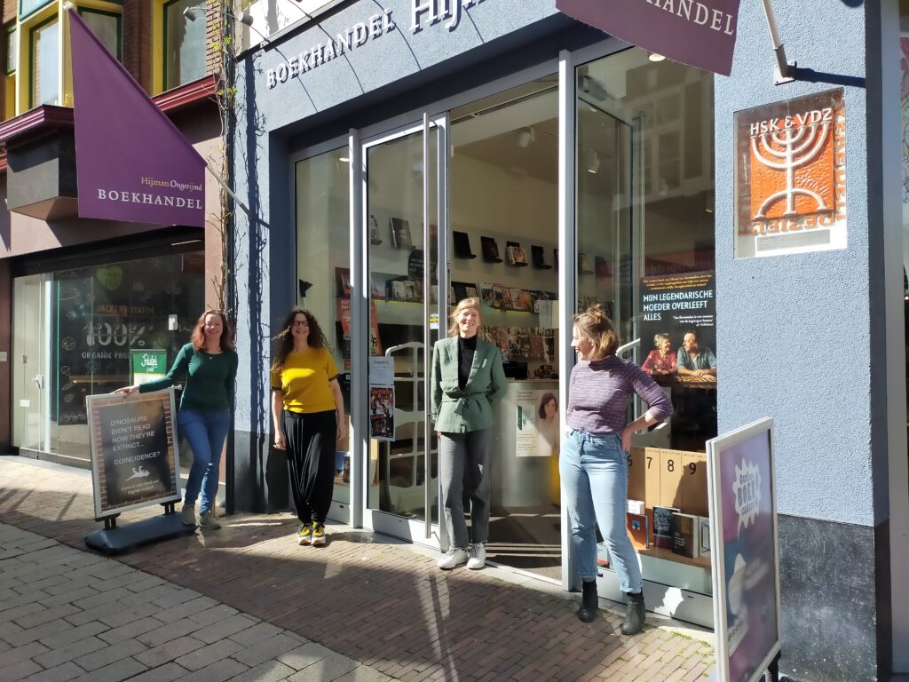 Medewerkers van boekhandel Hijman Ongerijmd in Arnhem