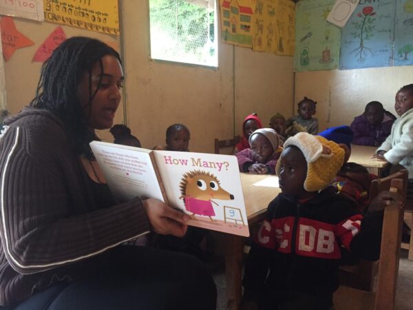 Uitgeverij Clavis doneert papieren boeken die beluisterd kunnen worden aan kinderopvang in Nairobi